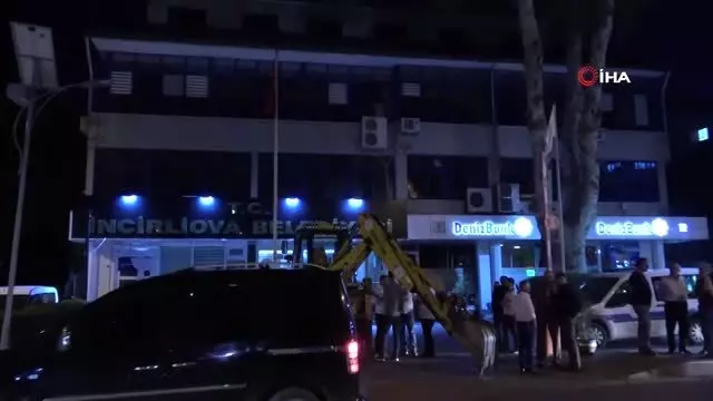 Haciz edilmek istenen makam arabasını iş makinesiyle korudular Haciz edilmek istenen makam arabasını iş makinesiyle korudular