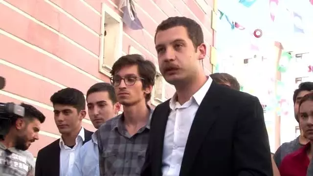 HDP önündeki ailelere üniversite öğrencilerinden destek HDP önündeki ailelere üniversite öğrencilerinden destek