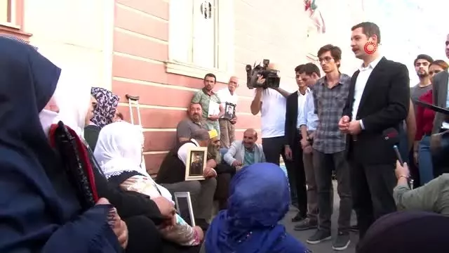 HDP önündeki ailelere üniversite öğrencilerinden destek HDP önündeki ailelere üniversite öğrencilerinden destek