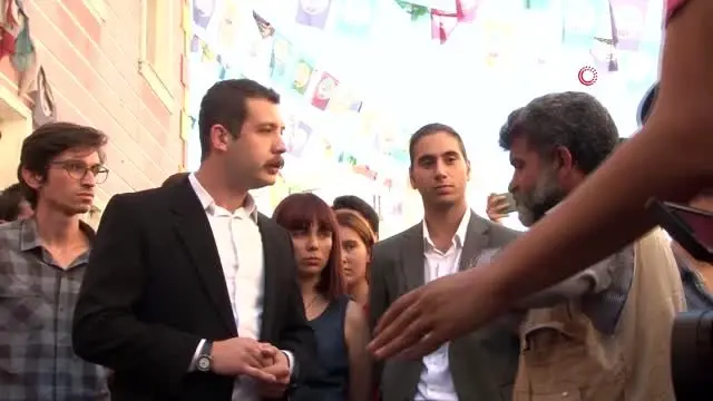 HDP önündeki ailelere üniversite öğrencilerinden destek HDP önündeki ailelere üniversite öğrencilerinden destek