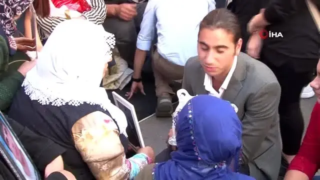 HDP önündeki ailelere üniversite öğrencilerinden destek HDP önündeki ailelere üniversite öğrencilerinden destek
