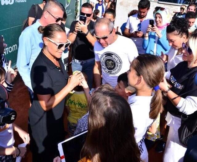 Hülya Avşar tenis turnuvasına derin yırtmaçlı leopar desenli eteğiyle çıktı