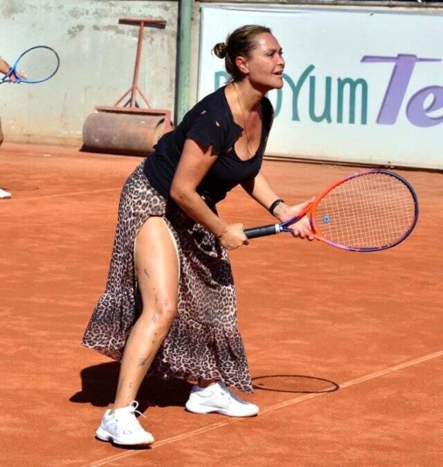 Hülya Avşar tenis turnuvasına derin yırtmaçlı leopar desenli eteğiyle çıktı