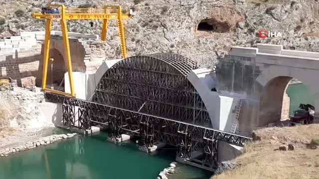İskelesi sele kapılan tarihi köprüde restorasyon sürüyor İskelesi sele kapılan tarihi köprüde restorasyon sürüyor