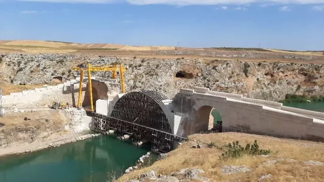 İskelesi sele kapılan tarihi köprüde restorasyon sürüyor İskelesi sele kapılan tarihi köprüde restorasyon sürüyor