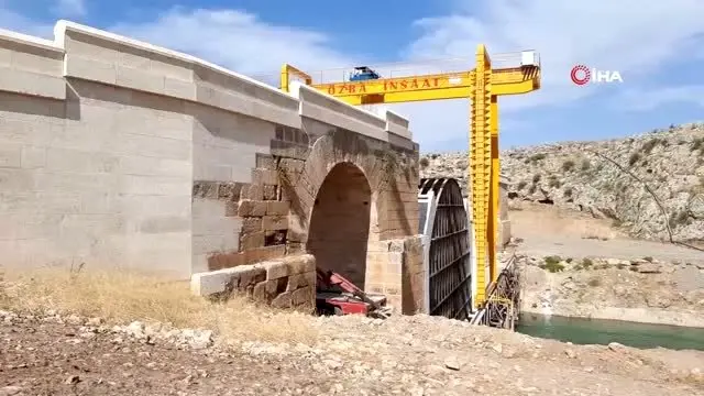 İskelesi sele kapılan tarihi köprüde restorasyon sürüyor İskelesi sele kapılan tarihi köprüde restorasyon sürüyor