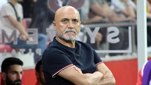 Kayserispor'da teknik direktör Hikmet Karaman ile yollar ayrıldı. Kayserispor'da teknik direktör Hikmet Karaman ile yollar ayrıldı.