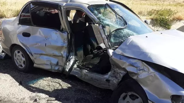 Kırıkkale'de iki otomobil çarpıştı: 1 ölü, 10 yaralı