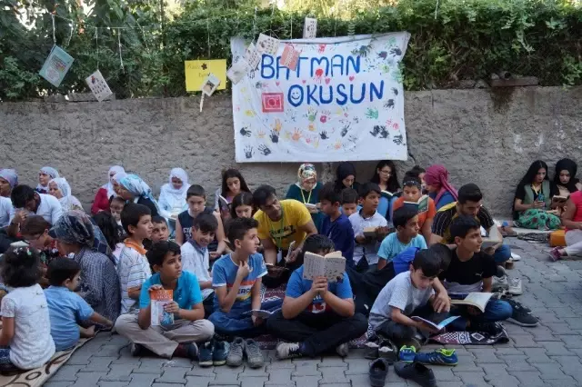 Mahalleyi temizleyip kitap okudular Mahalleyi temizleyip kitap okudular