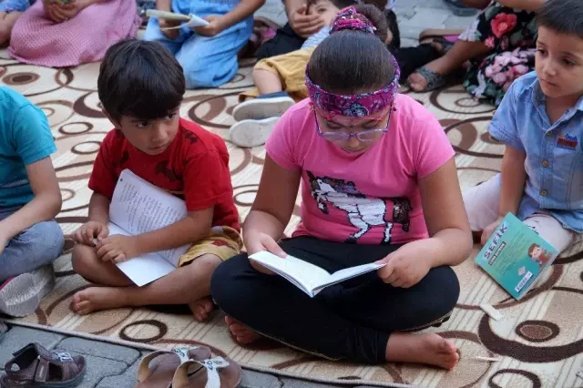 Mahalleyi temizleyip kitap okudular Mahalleyi temizleyip kitap okudular
