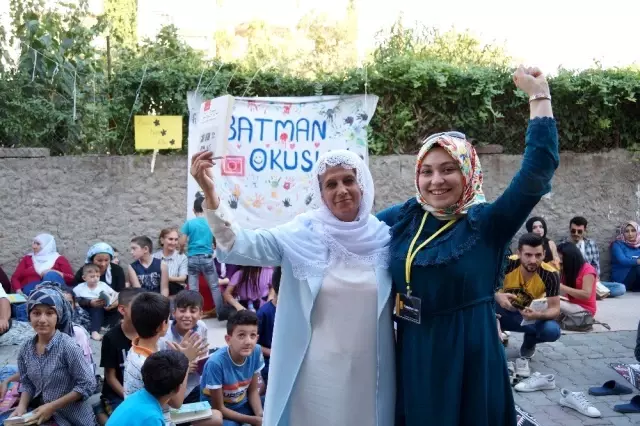 Mahalleyi temizleyip kitap okudular Mahalleyi temizleyip kitap okudular