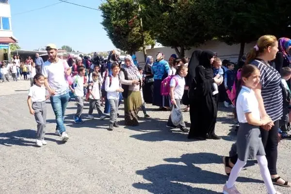 Marmara ereğlisi'nde depremde hasar gören okulun öğrencileri nakledildi Marmara ereğlisi'nde depremde hasar gören okulun öğrencileri nakledildi