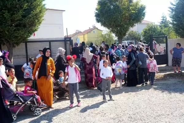 Marmara ereğlisi'nde depremde hasar gören okulun öğrencileri nakledildi Marmara ereğlisi'nde depremde hasar gören okulun öğrencileri nakledildi