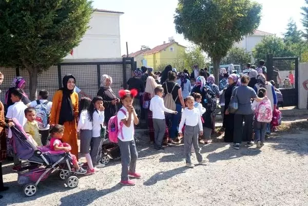 Marmara ereğlisi'nde depremde hasar gören okulun öğrencileri nakledildi Marmara ereğlisi'nde depremde hasar gören okulun öğrencileri nakledildi