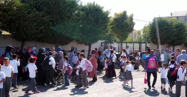 Marmara ereğlisi'nde depremde hasar gören okulun öğrencileri nakledildi Marmara ereğlisi'nde depremde hasar gören okulun öğrencileri nakledildi