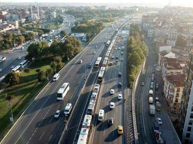 Metrobüsün motor kısmında yangın çıktı! Seferler durdu