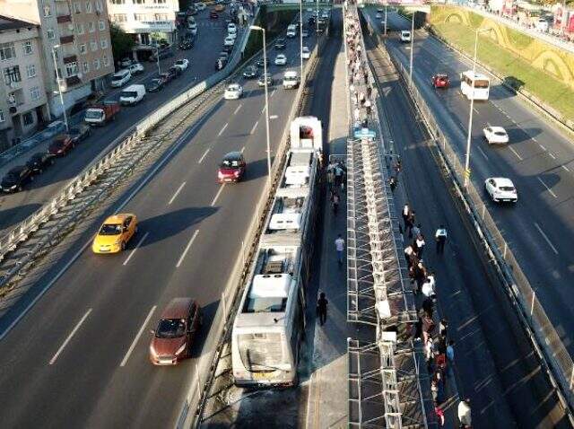 Metrobüsün motor kısmında yangın çıktı! Seferler durdu