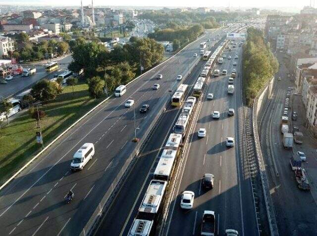Metrobüsün motor kısmında yangın çıktı! Seferler durdu