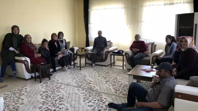 Öğretmenler, velileri evlerinde ziyaret etti Öğretmenler, velileri evlerinde ziyaret etti