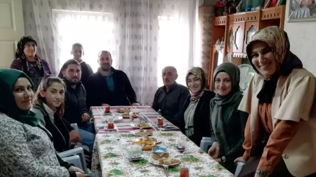 Öğretmenler, velileri evlerinde ziyaret etti Öğretmenler, velileri evlerinde ziyaret etti