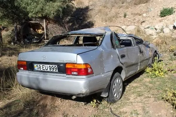 Sivas'taki 2 kazada, 7 kişi yaralandı Sivas'taki 2 kazada, 7 kişi yaralandı
