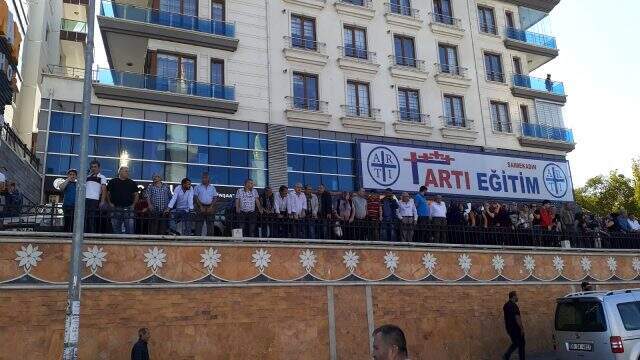Son dakika: Ankara'da halk otobüsü durağa çarptı! Olay yerinden ilk görüntüler
