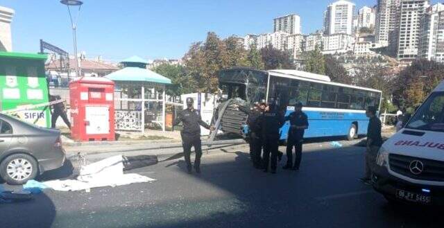 Son dakika: Ankara'da halk otobüsü durağa çarptı! Olay yerinden ilk görüntüler