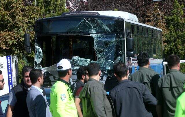 Son dakika: Otobüs durağa girdi: 3 kişi hayatını kaybetti