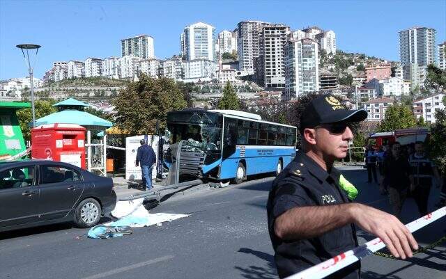 Son dakika: Otobüs durağa girdi: 3 kişi hayatını kaybetti