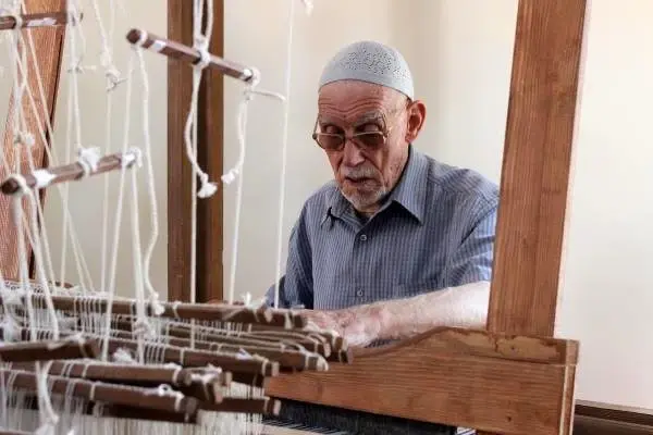 Son usta, beledi dokumasını tireli kadınlara öğretiyor Son usta, beledi dokumasını tireli kadınlara öğretiyor