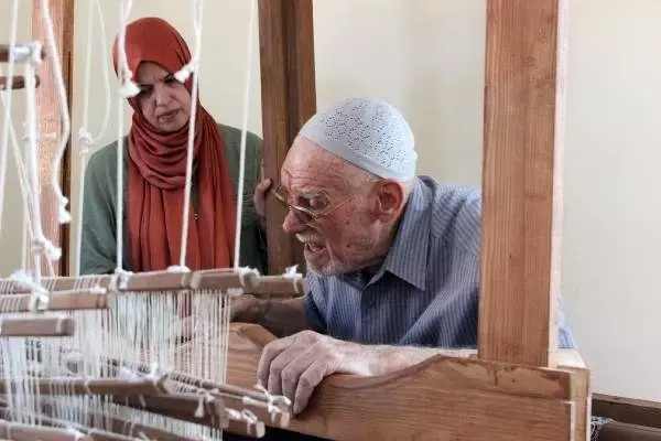 Son usta, beledi dokumasını tireli kadınlara öğretiyor