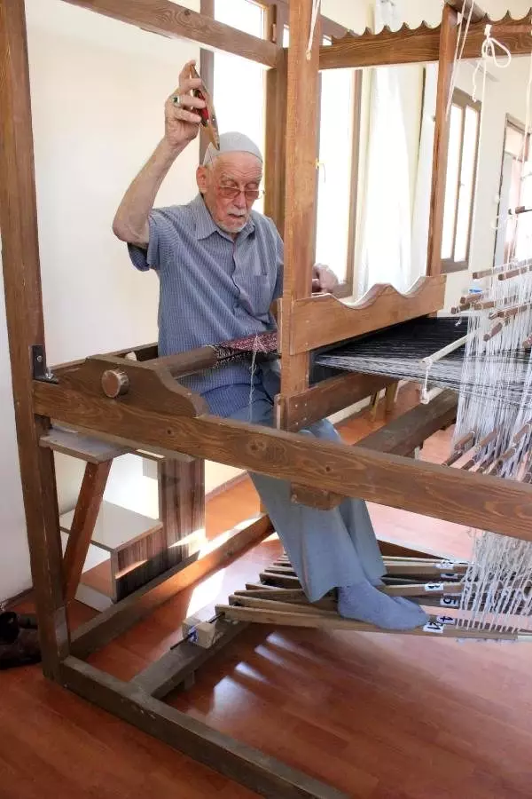 Son usta, beledi dokumasını tireli kadınlara öğretiyor