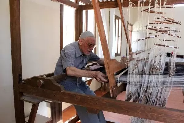 Son usta, beledi dokumasını tireli kadınlara öğretiyor