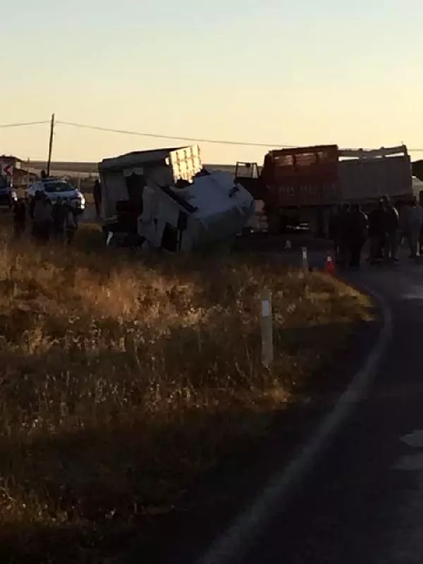 Tır ile kamyon çarpıştı: 1 ölü, 1 yaralı