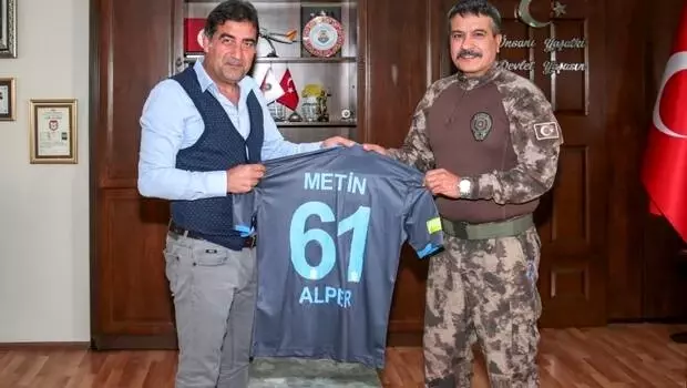 Ünal Karaman'dan Trabzon Emniyet Müdürü Alper'e ziyaret Ünal Karaman'dan Trabzon Emniyet Müdürü Alper'e ziyaret