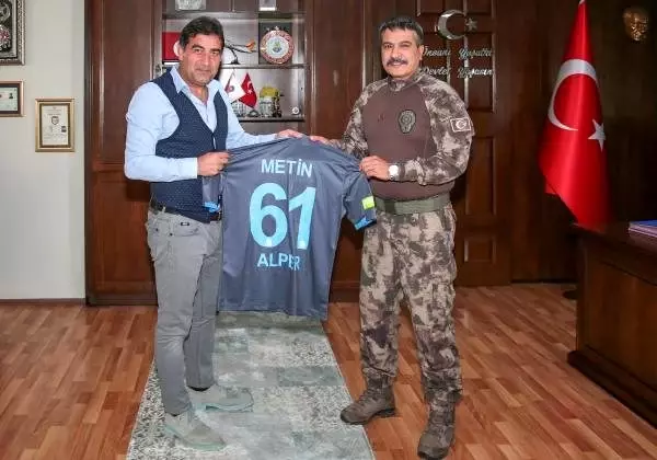 Ünal karaman'dan trabzon il emniyet müdürü alper'e ziyaret Ünal karaman'dan trabzon il emniyet müdürü alper'e ziyaret