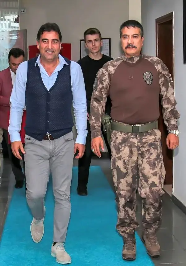 Ünal karaman'dan trabzon il emniyet müdürü alper'e ziyaret Ünal karaman'dan trabzon il emniyet müdürü alper'e ziyaret