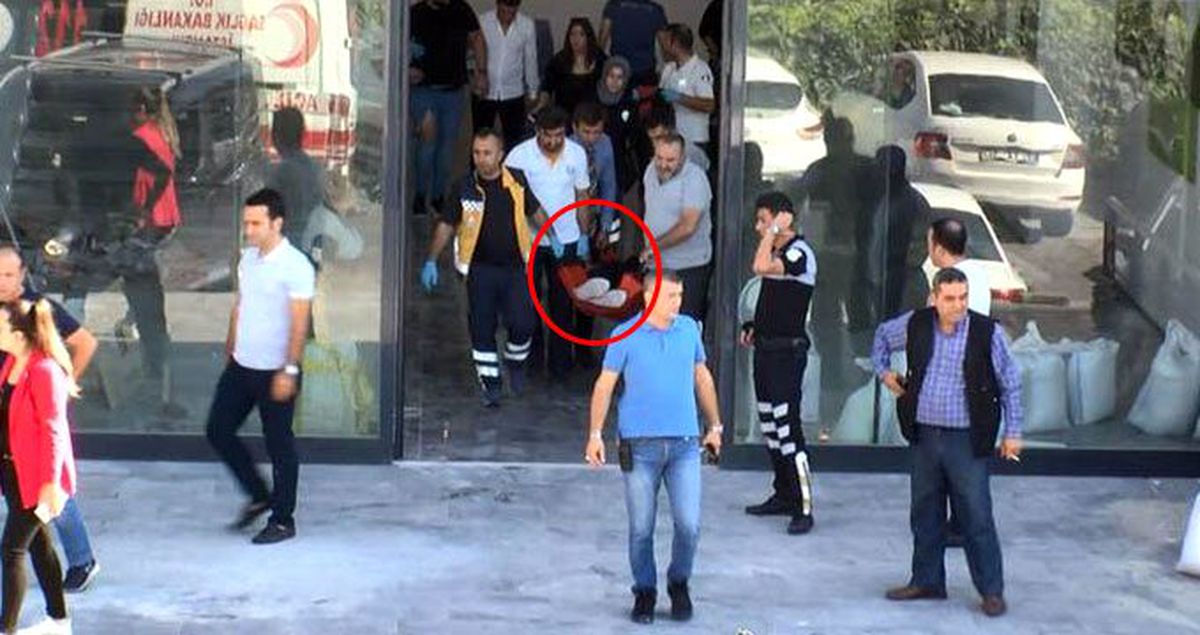 İstanbul'da lüks sitenin girişinde güpegündüz silahlar çekildi: 2 yaralı