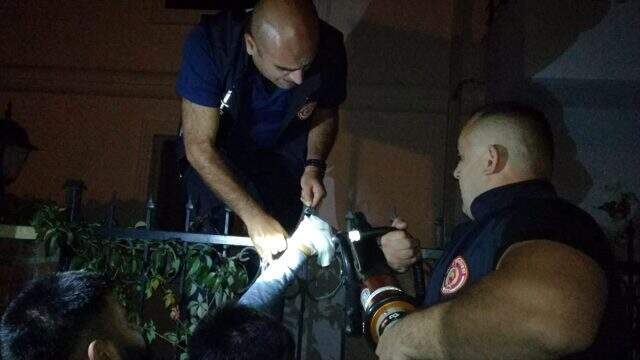 14 yaşındaki çocuk eline saplanan korkuluk demiriyle hastaneye kaldırıldı