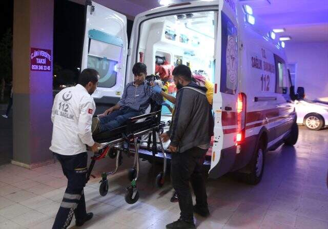 14 yaşındaki çocuk eline saplanan korkuluk demiriyle hastaneye kaldırıldı