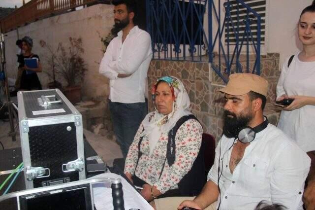 42 yaşındaki ev hanımı kocasına özenip ev işlerini bırakarak sinema filmi çekti