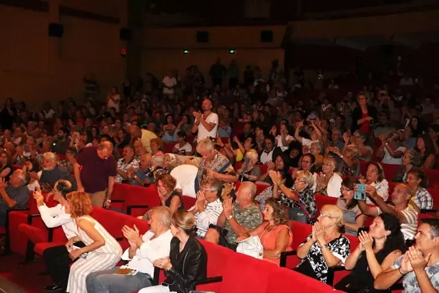 Aktif yaşlılardan tiyatro gösterisi Aktif yaşlılardan tiyatro gösterisi