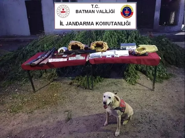 Batman'da uyuşturucu baskınında cephanelik ele geçirildi Batman'da uyuşturucu baskınında cephanelik ele geçirildi