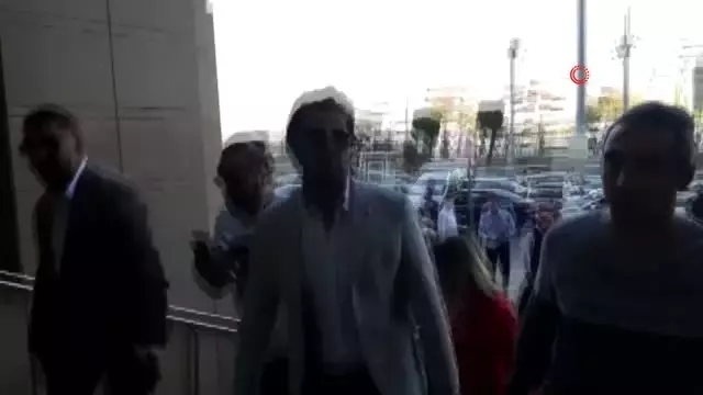 - Boşanma aşamasında olduğu eşi Seren Serengil'e psikolojik ve fiziksel şiddeti uyguladığı...