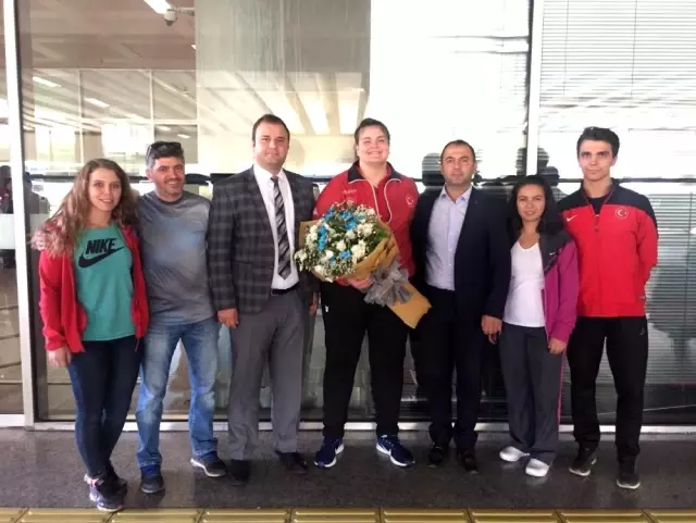 Dünya üçüncüsüne çiçekli karşılama Dünya üçüncüsüne çiçekli karşılama