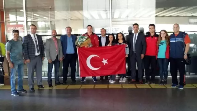 Dünya üçüncüsüne çiçekli karşılama Dünya üçüncüsüne çiçekli karşılama