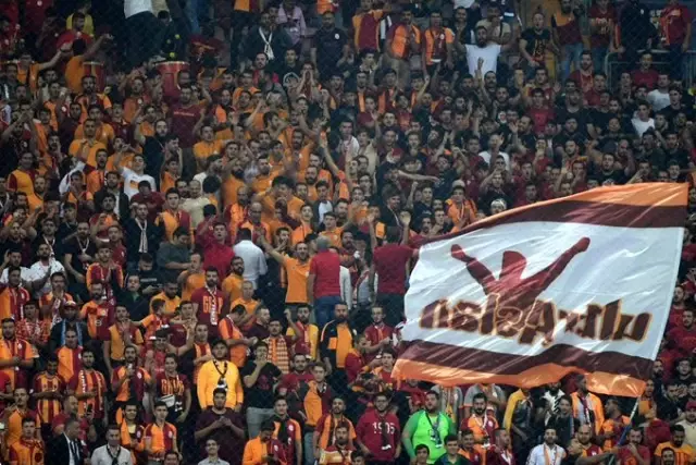 Galatasaraylı taraftarlar, TT Stadı'nı hınca hınç doldurdu! Galatasaraylı taraftarlar, TT Stadı'nı hınca hınç doldurdu!