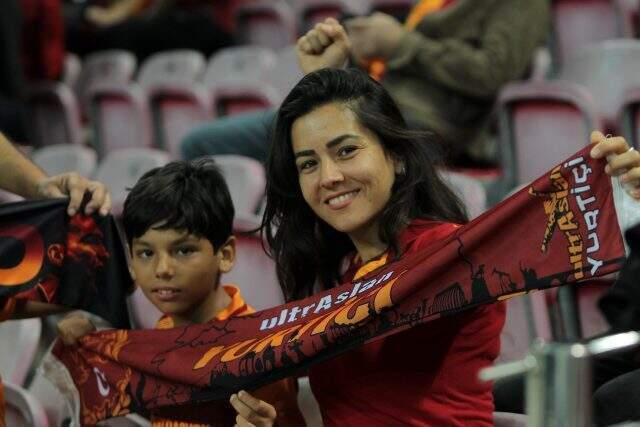 Galatasaraylı taraftarlar, TT Stadı'nı hınca hınç doldurdu!