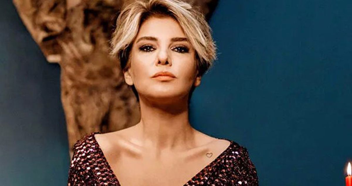 Gülben Ergen elbisesiyle sahnede bacak şov yaptı
