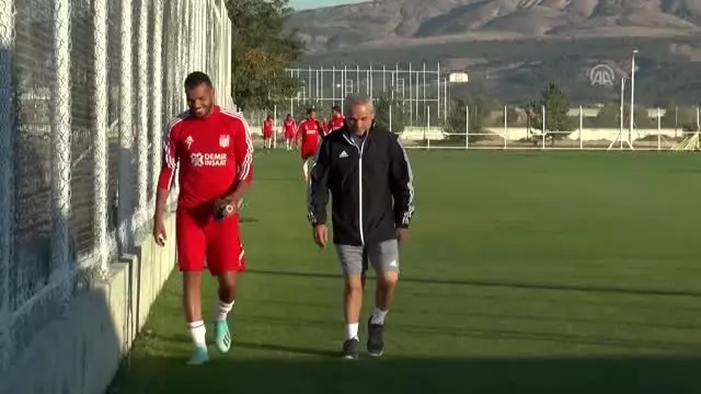 'Hakemler VAR'a rağmen hata yapıyor' 'Hakemler VAR'a rağmen hata yapıyor'